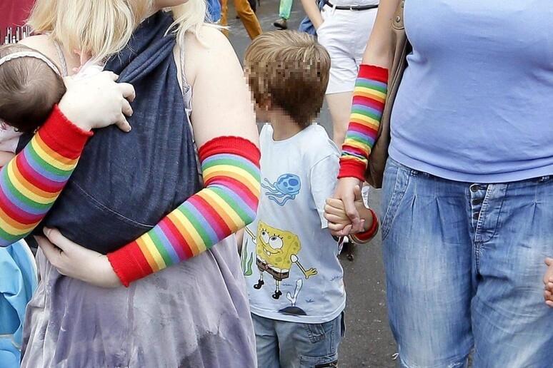 Corte costituzionale: «La madre “intenzionale” ha diritto al congedo di paternità»