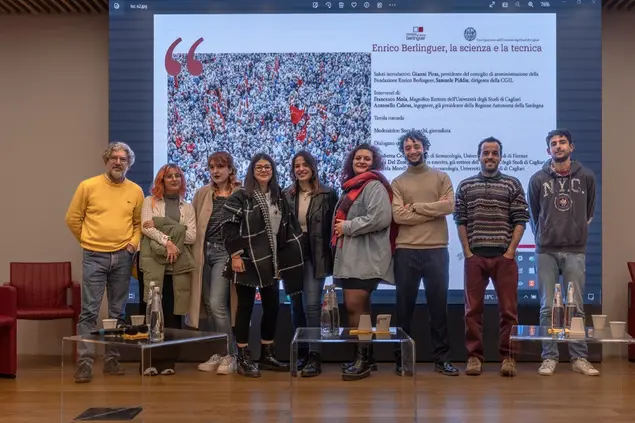 I giovani che guidati dal professor Antioco Floris hanno realizzato il docufilm (L'Unione Sarda)