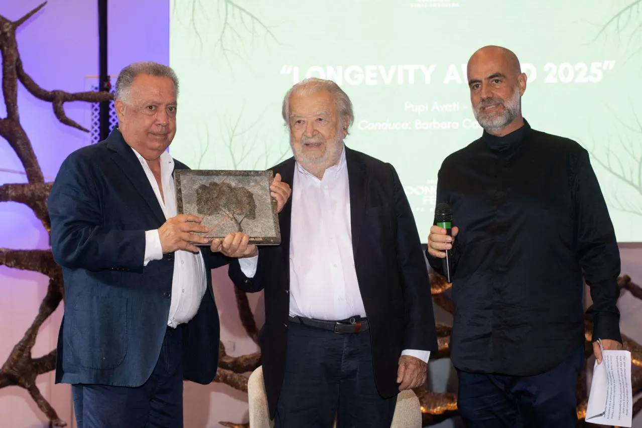 Persico, Avati e Mereu durante la consegna del Longevity Award 2025
