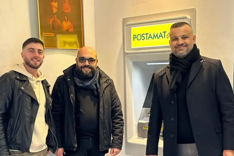 Il sindaco davanti al nuovo sportello Postamat (foto concessa)