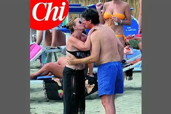 Il bacio tra Alessandra Mussolini e il marito