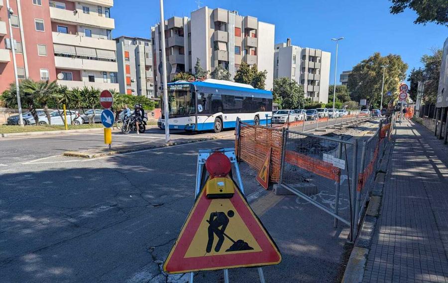 Caos traffico in via Vesalio, conclusi i lavori Abbanoa ma riapre una solo corsia