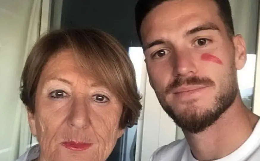 Il difensore del Cagliari Luca Ceppitelli con la mamma