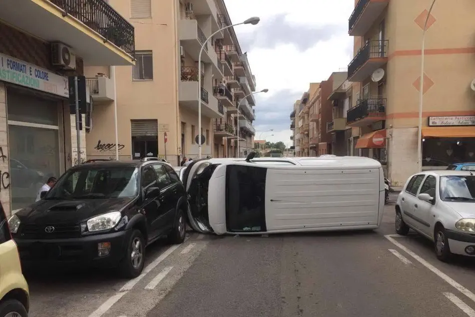Il furgone ribaltato (foto Polizia locale)