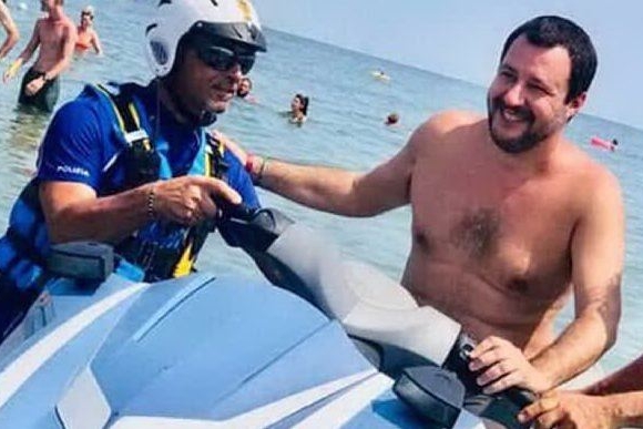 Salvini su una moto d'acqua della polizia (Ansa)