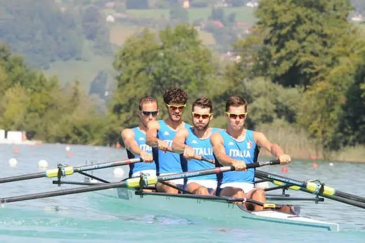 Stefano Oppo, secondo da sinistra, impegnato col &quot;quattro senza&quot; azzurro