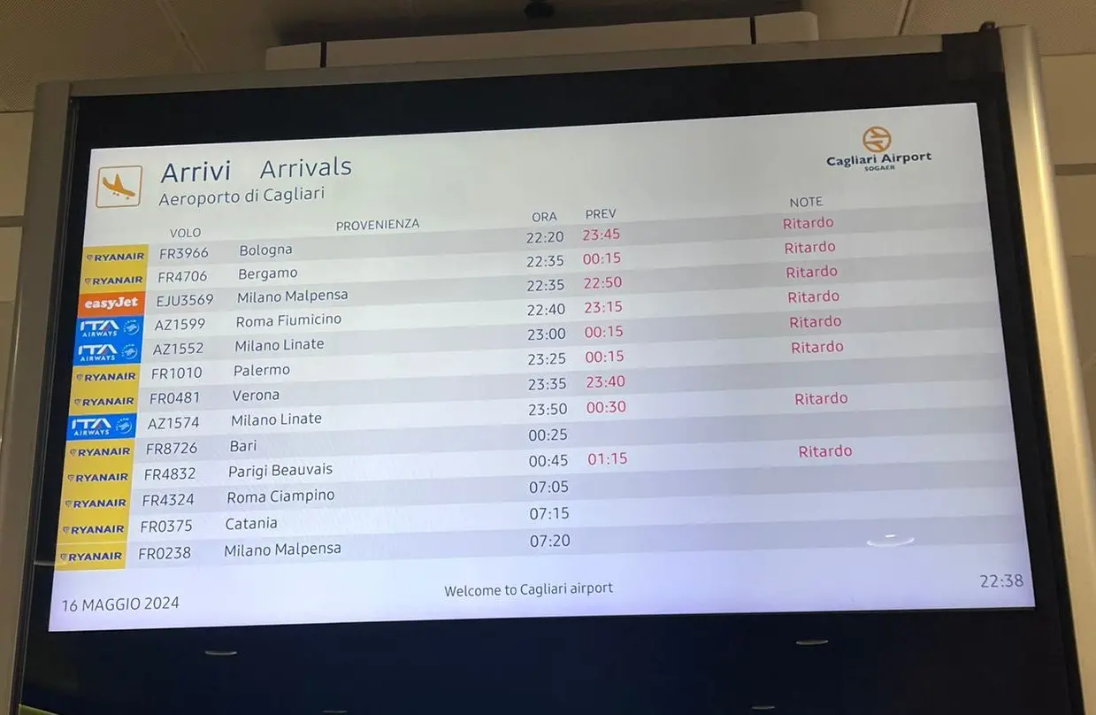 Il monitor degli arrivi all'aeroporto di Elmas