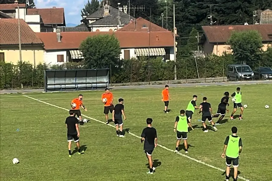 L'Olbia sul campo di allenamento ad Arona (foto Ilenia Giagnoni)