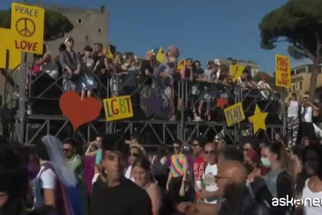 Pride a Roma: parata tra carri, musica e colori