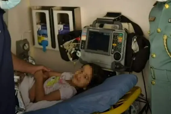 La bimba in ospedale (foto Emirati Arabi Uniti, ministero degli Interni)