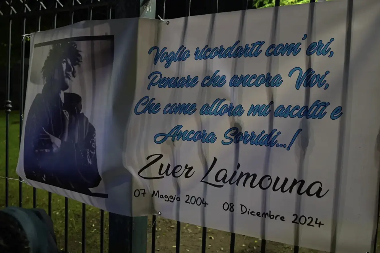 Striscione alla veglia per &quot;Zuzu&quot; (foto Floris)