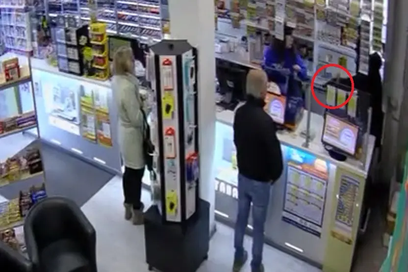 Il rapinatore ripreso dalle telecamere di una delle due tabaccherie (L'Unione Sarda)