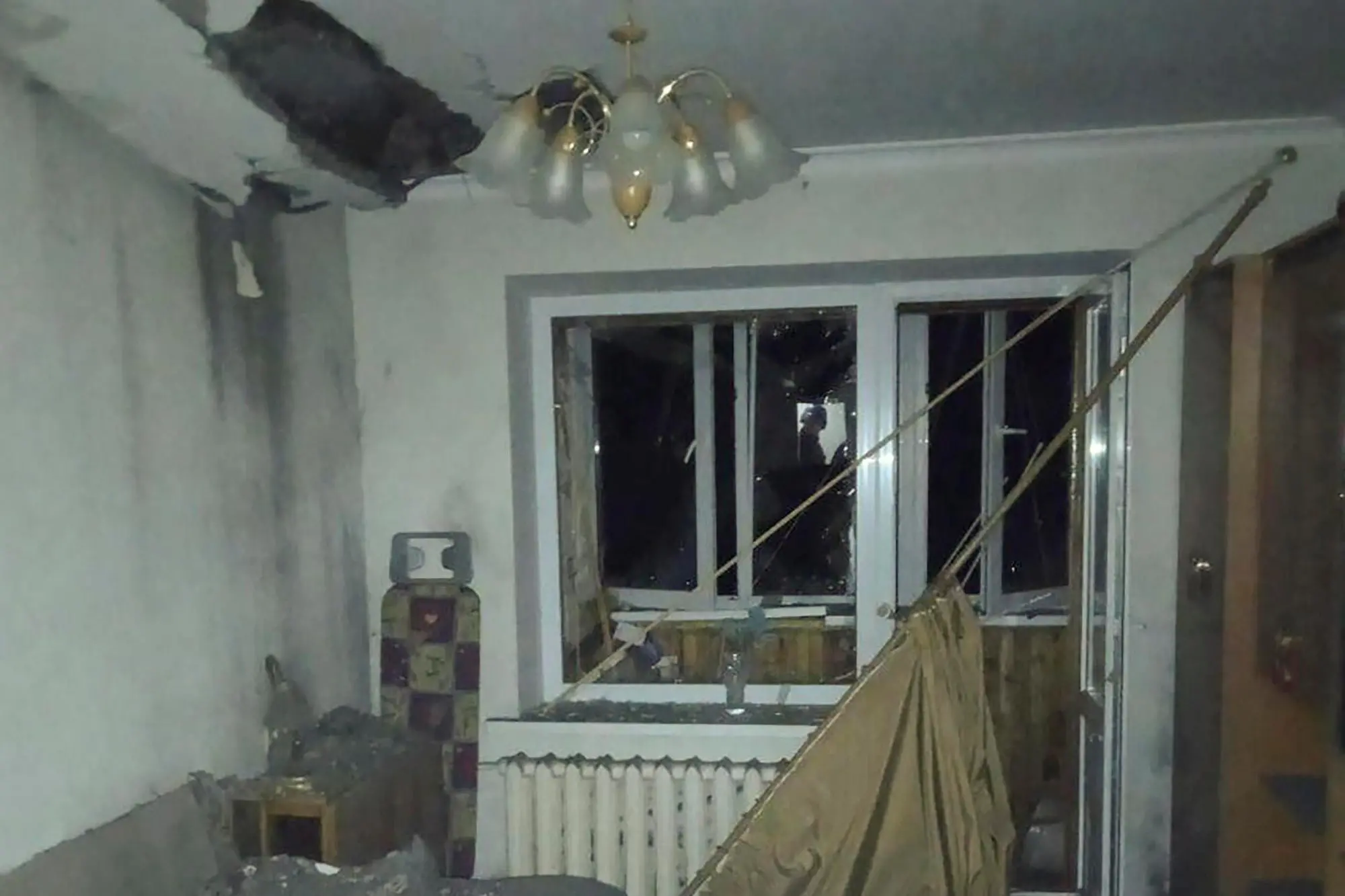 Danni a un edificio a Kiev dopo un attacco coi droni (Kyiv City Military Administration via Ansa)