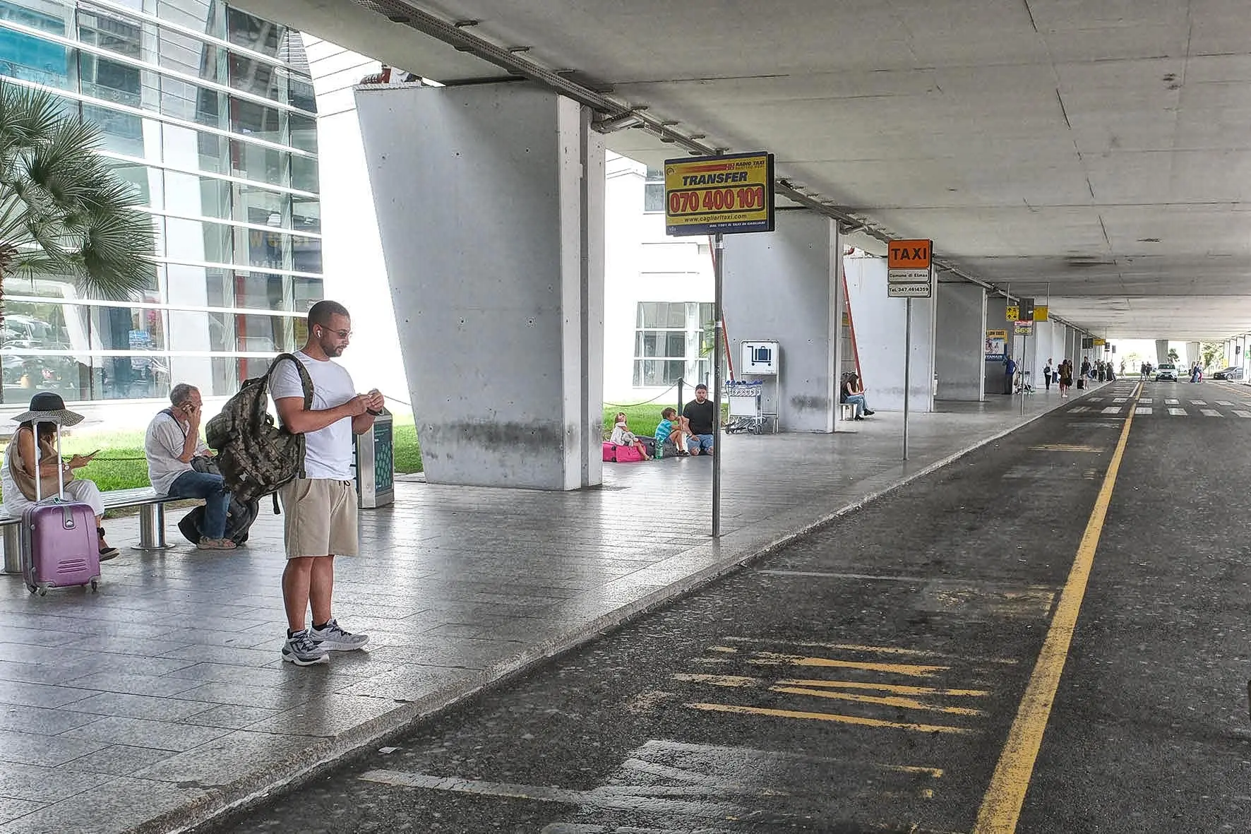 Passeggeri in attesa di un taxi all'aeroporto di Cagliari - Elmas