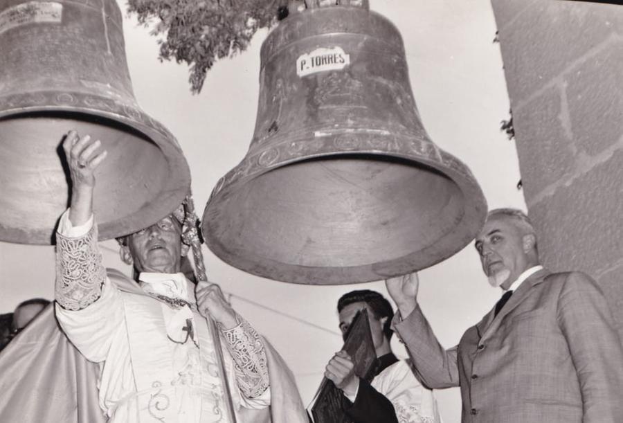 La donazione delle campane nel 1959 (L'Unione Sarda - Tellini)