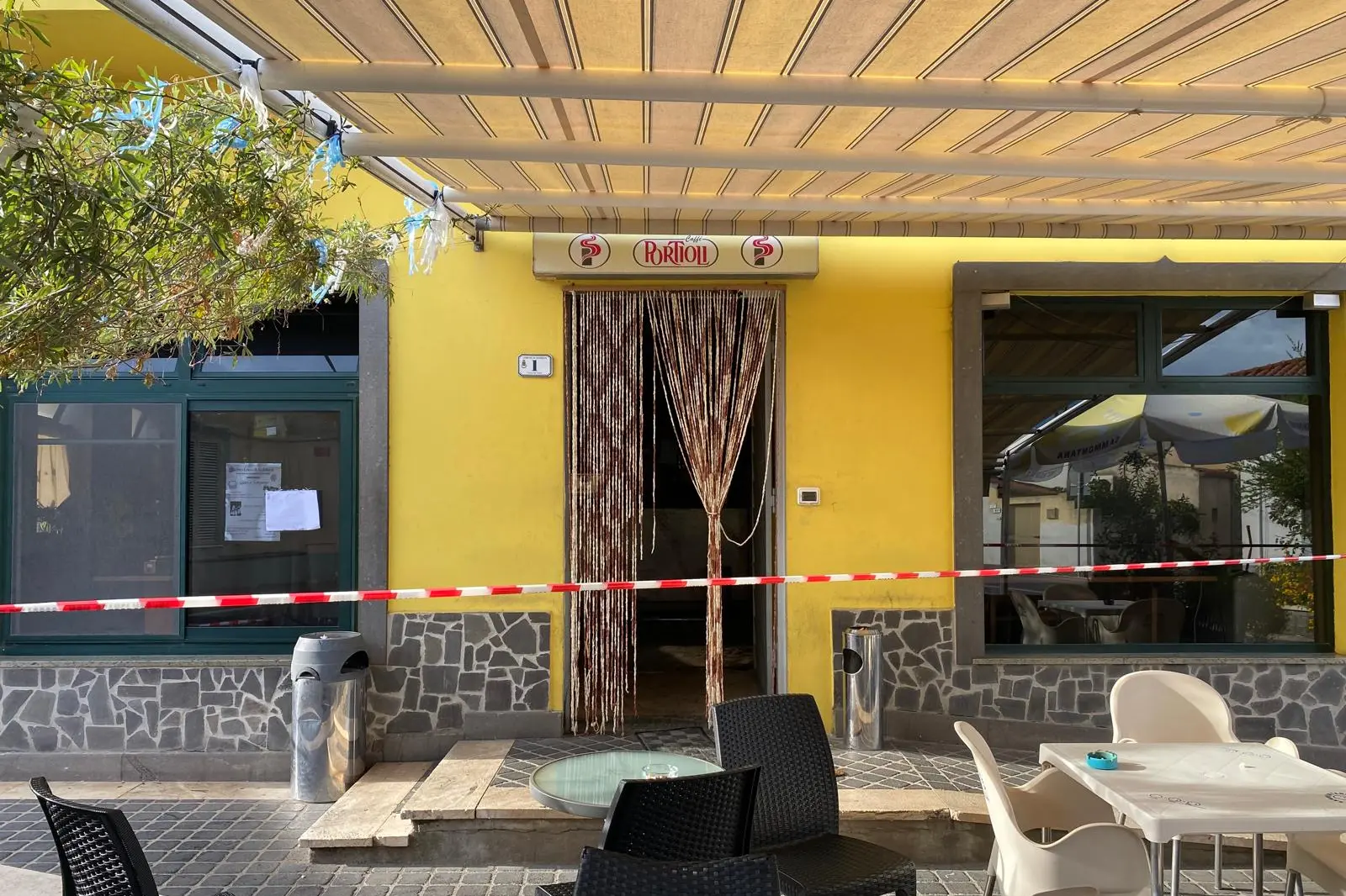 Il bar danneggiato dalle fiamme