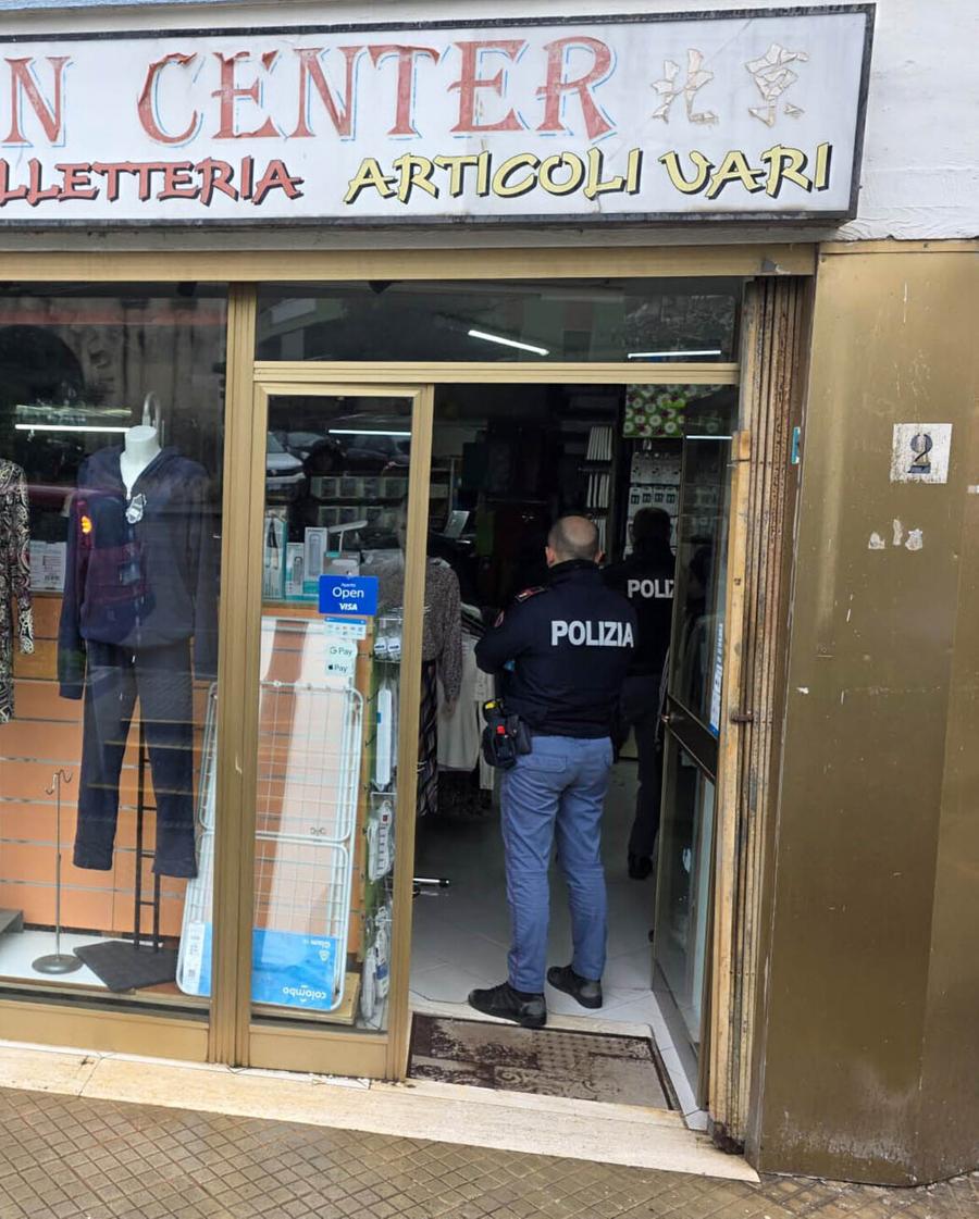 Tenta di rapinare un negozio e poi si ferisce da solo col coltello