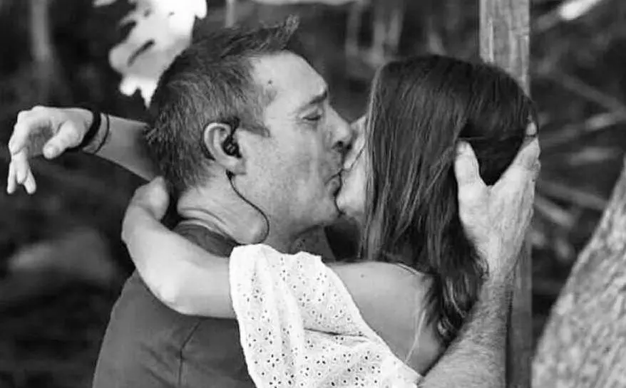La foto pubblicata da Bianca Atzei, in cui compare con suo padre, che accompagna la triste notizia della morte di nonna Esterina