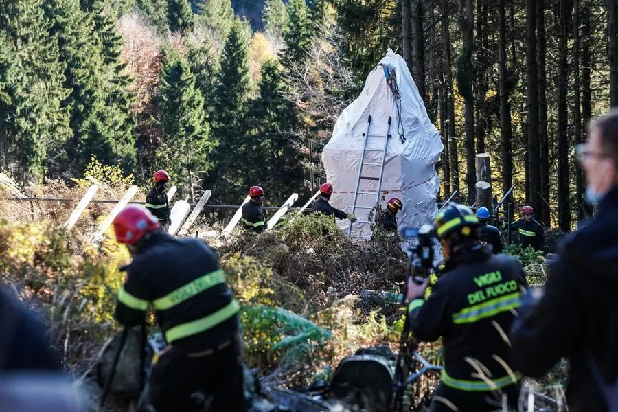 Le operazioni di rimozione, con un elicottero dei vigili del fuoco, della cabina della funivia del Mottarone precipitata a maggio scorso, Stresa, 08 novembre 2021. ANSA/TINO ROMANO