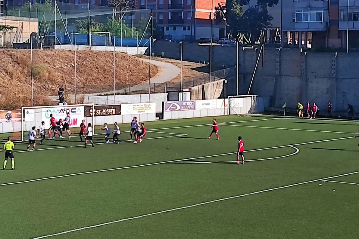 La Torres, in maglia rossa, in azione d'attacco (foto G. Marras)