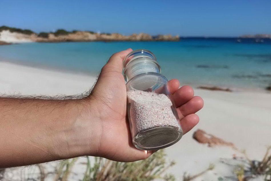 Turisti rubano la sabbia rosa di Budelli, dopo decenni si pentono e la restituiscono