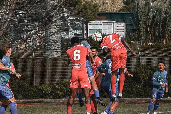 Un'immagine della gara di andata tra Santa Teresa e Nuorese (foto Paolo Molino)