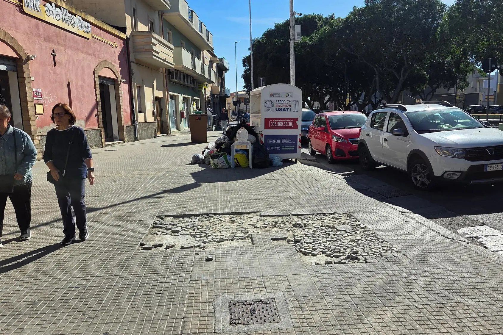 Il marciapiede in piazza IV Novembre (foto Daga)