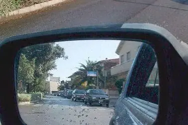 La truffa consiste nel simulare un danno allo specchietto