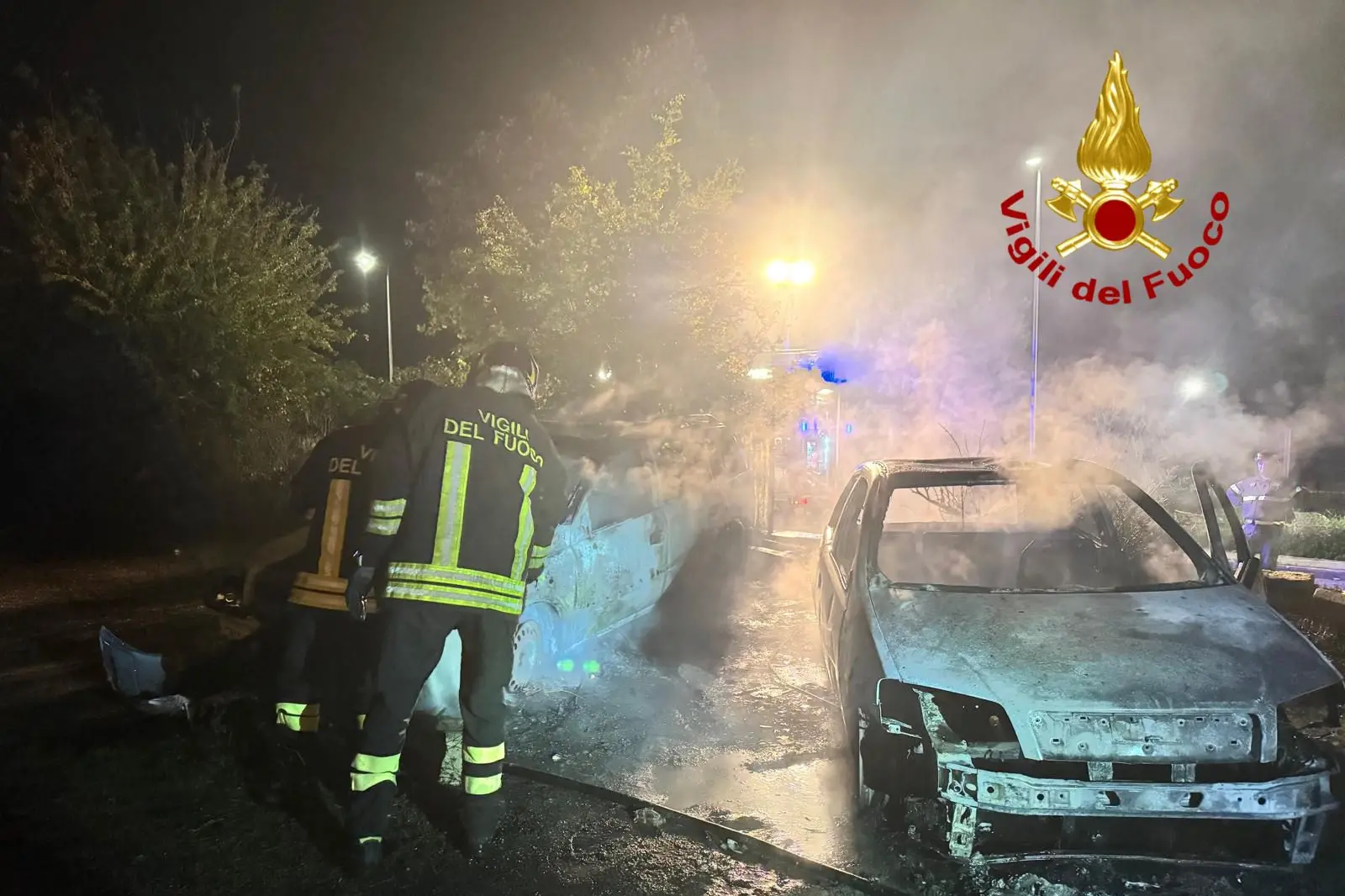 Le auto distrutte dalle fiamme a Macomer (foto vigili del fuoco)