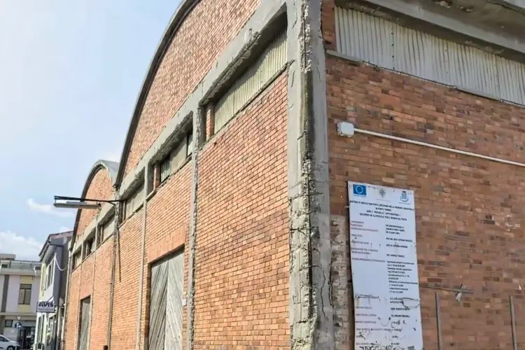 L'enorme edificio di via Azuni a Porto Torres (foto Pala)