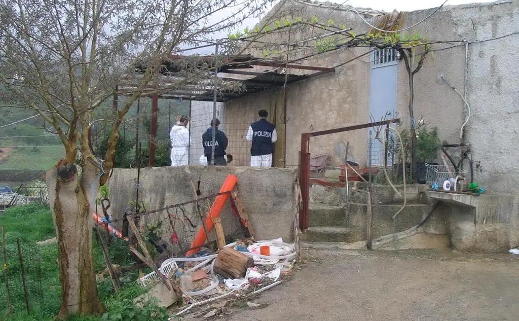 L'esterno del casolare in cui si era rifugiato il boss