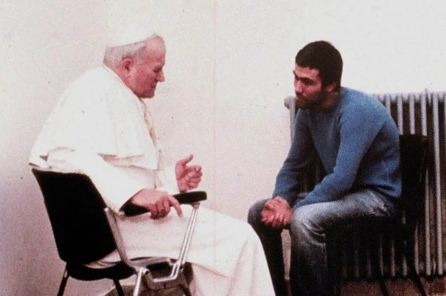 L'incontro tra Giovanni Paolo II a Ali Agca (Ansa)