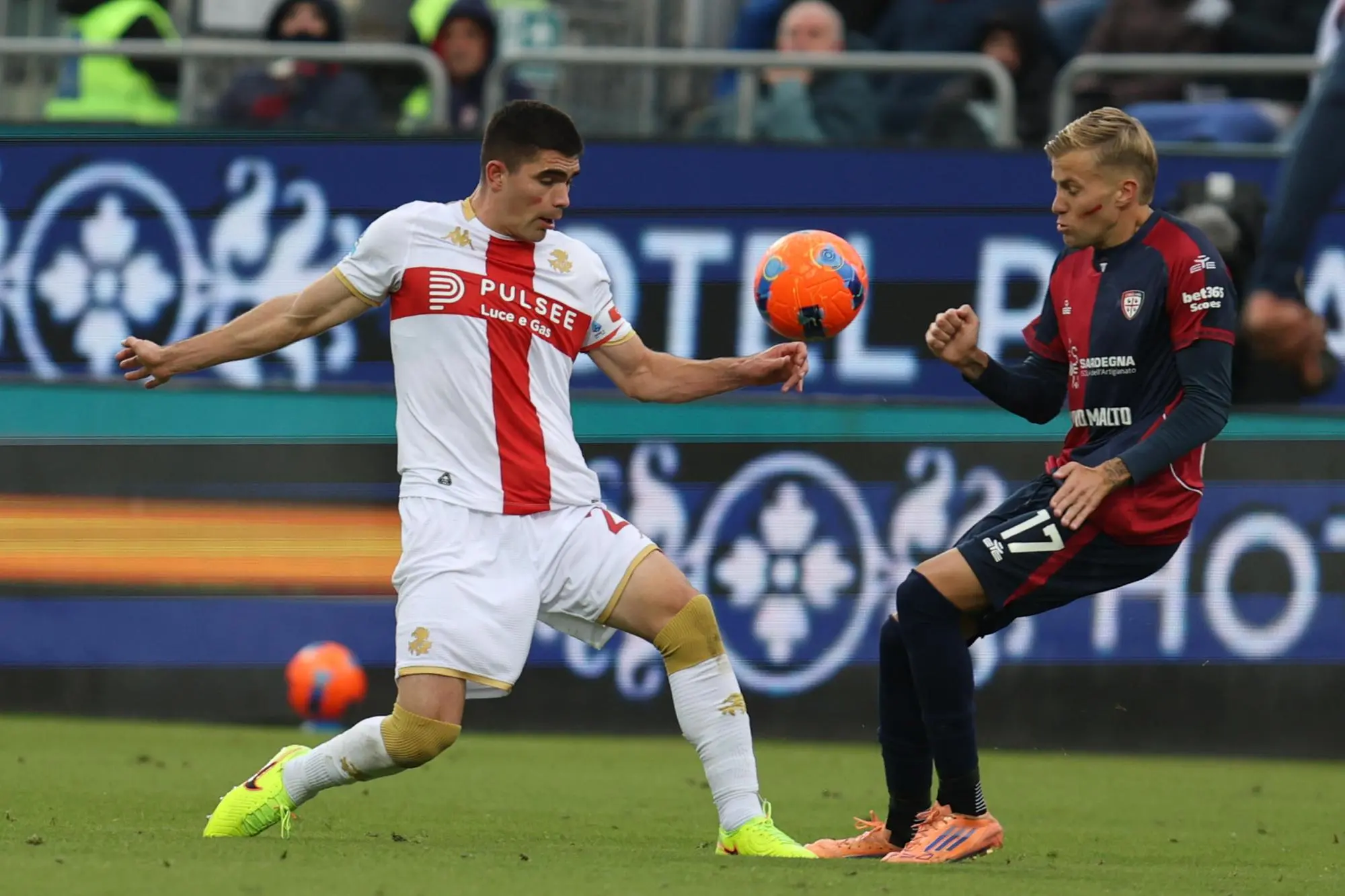 Cagliari' Mattia Felici (R) and Genoa’s Morten Thorsby (L) in action during the Italian Serie A soccer match Cagliari calcio vs Genoa CFC at the Unipol Domus in Cagliari, Italy, 22 November 2025 ANSA/FABIO MURRU