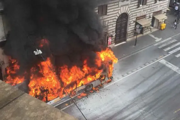Incendio nel centro di Roma: pullman prende fuoco (foto da Twitter di Antonio Naddeo)