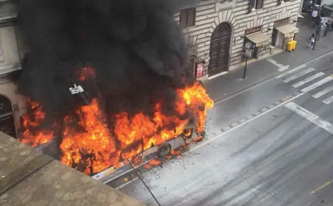 Incendio nel centro di Roma: pullman prende fuoco (foto da Twitter di Antonio Naddeo)