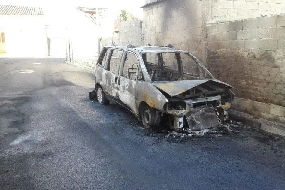 La Fiat Ulysse incendiata a Nurachi