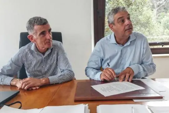 Antonio Capula (a destra) e Giovanni Andrea Oggiano firmano la convenzione (foto Tellini)