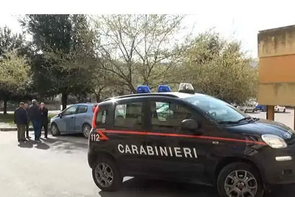 I carabinieri davanti all'ufficio postale (Immagine Videolina)