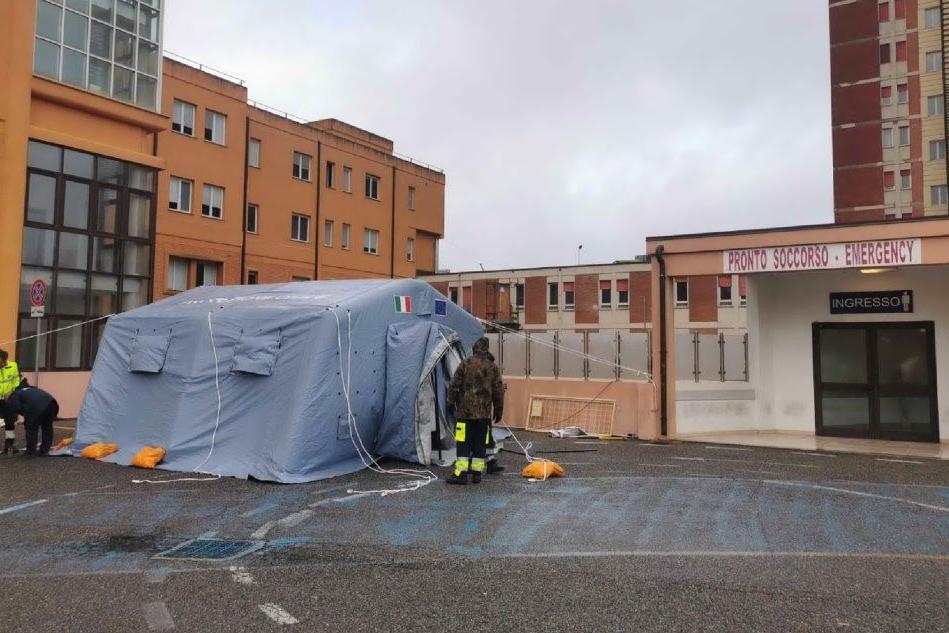 La tenda pre triage all'ospedale di Nuoro (Archivio L'Unione Sarda - Protezione Civile Sardegna)