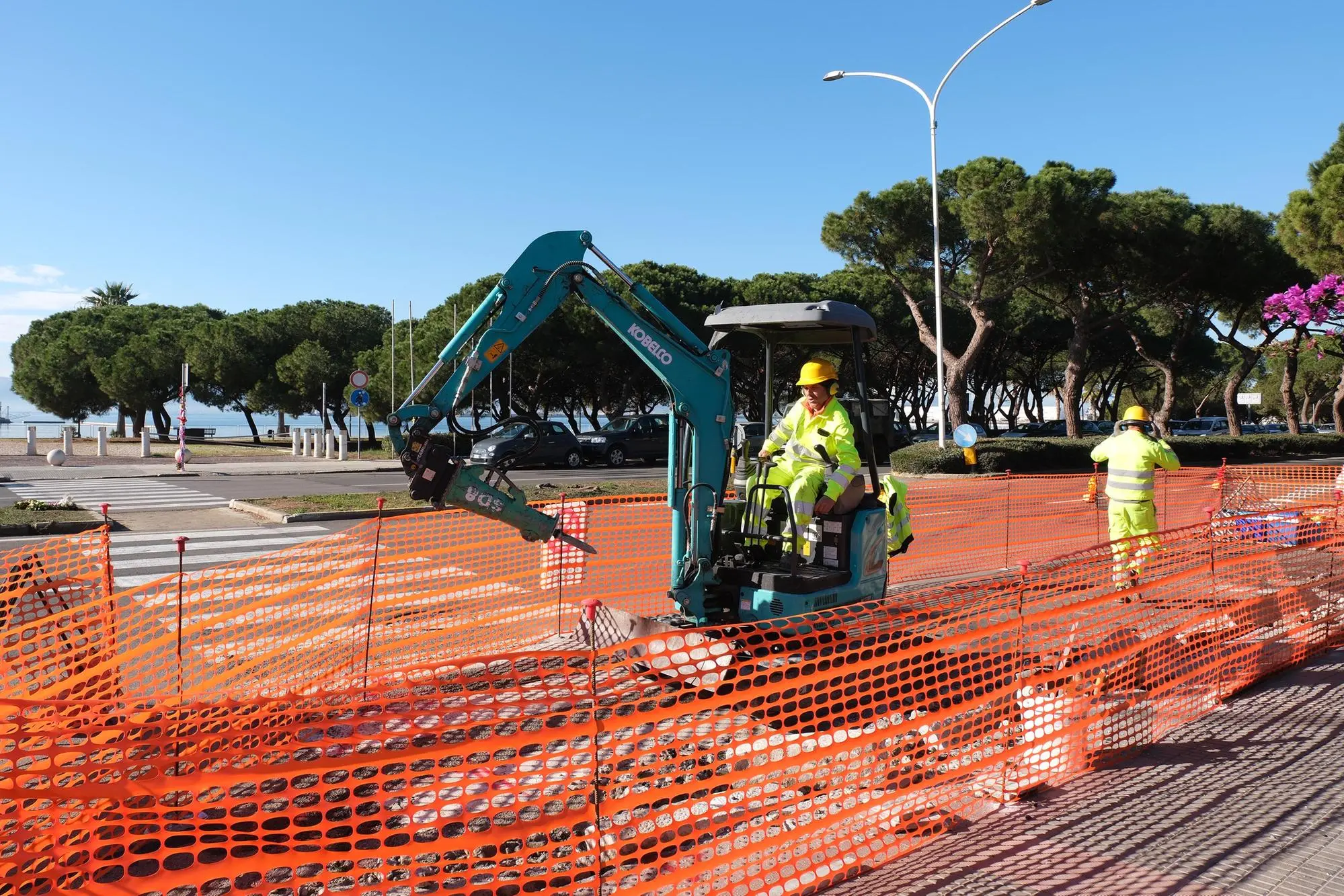 I lavori per il nuovo attraversamento pedonale in viale Colombo a Cagliari (foto Ungari)