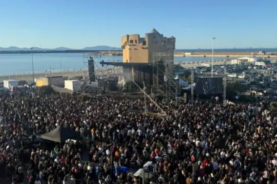 La folla per assistere al concerto dei The Kolors (foto concessa)