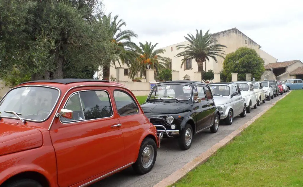 Una parata di Fiat 500 (foto Archivio Unione Sarda)