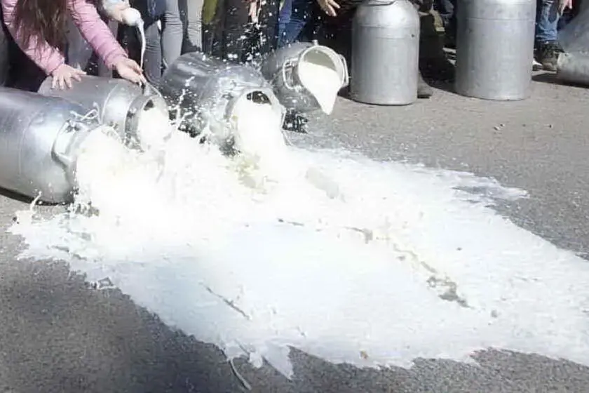 Latte sversato durante le proteste di febbraio (Archivio L'Unione Sarda)