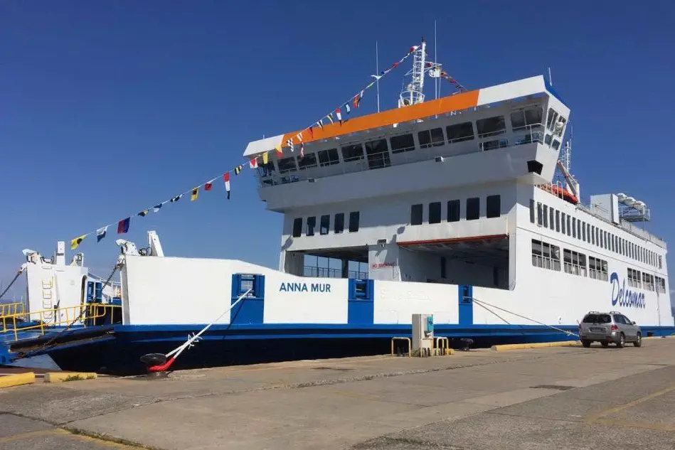 Traghetto Delcomar al porto di Carloforte (foto Serena Cirina)