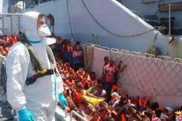 I migranti soccorsi in mare sono portati in salvo sulla nave Fenice durante l'operazione Mare Nostrum (foto Ansa)