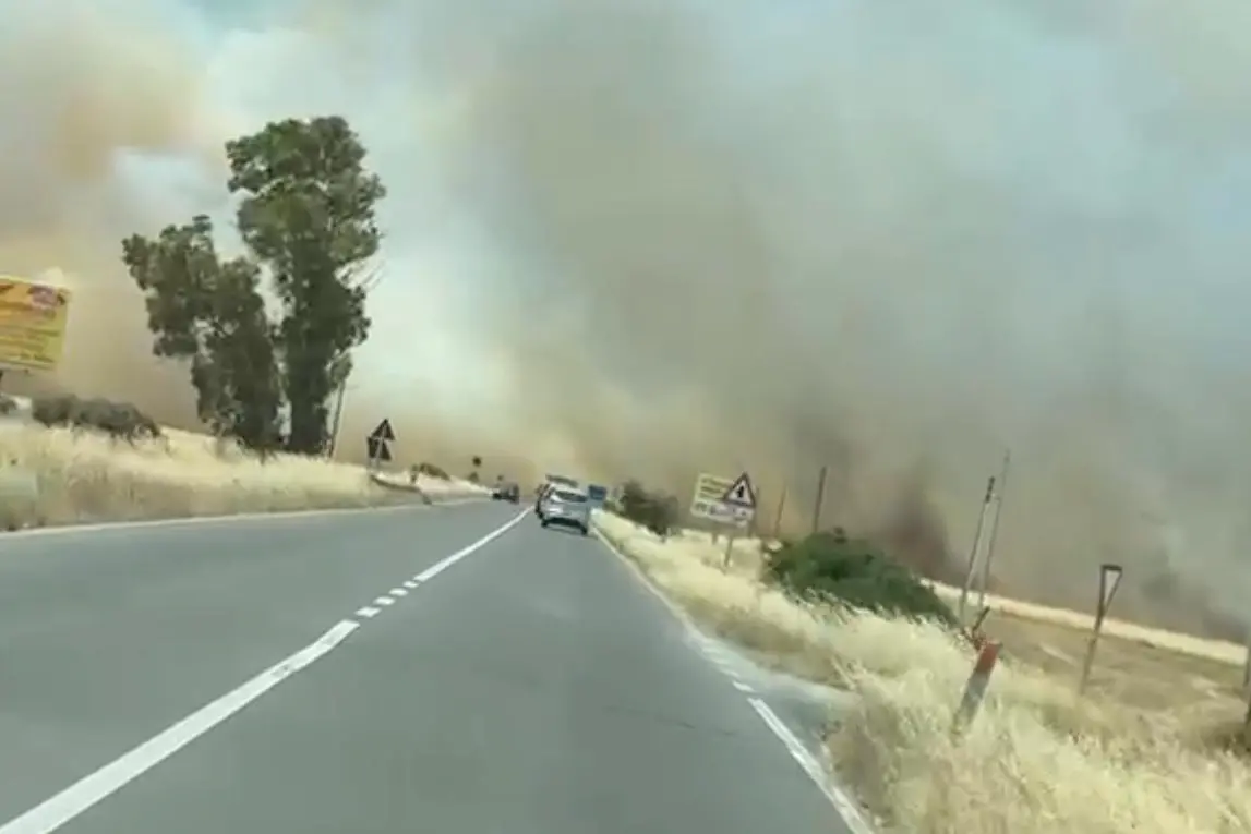 Incendio sulla 387 fra Settimo e Selargius: il fumo invade la strada