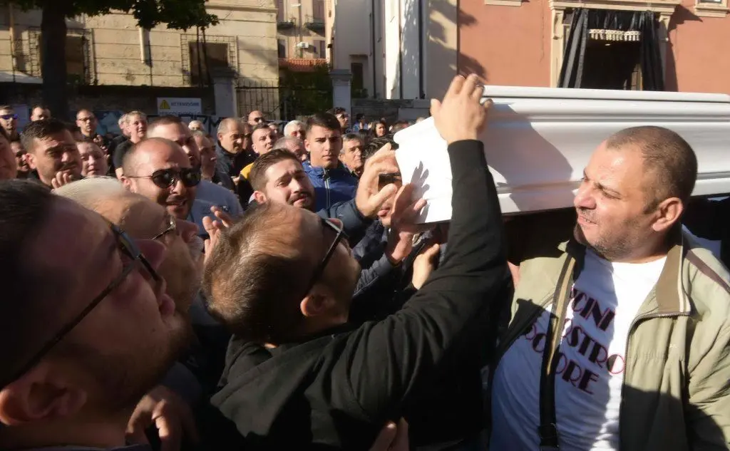 In prima fila, a portare le bare dei più piccoli, Giuseppe Giordano, unico sopravvissuto