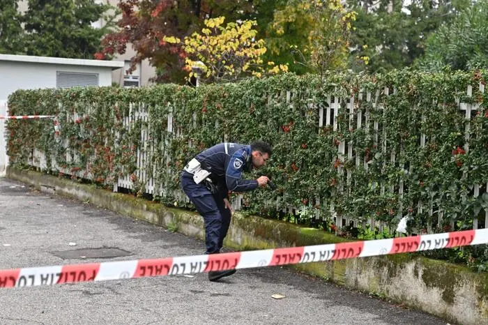 Le forze dell'ordine in via Grassin, alla periferia nord di Milano, sul luogo dove questa mattona una donna di 55 anni è stata colpita con una coltellata, 22 ottobre 2025 ANSA / Andrea Fasani