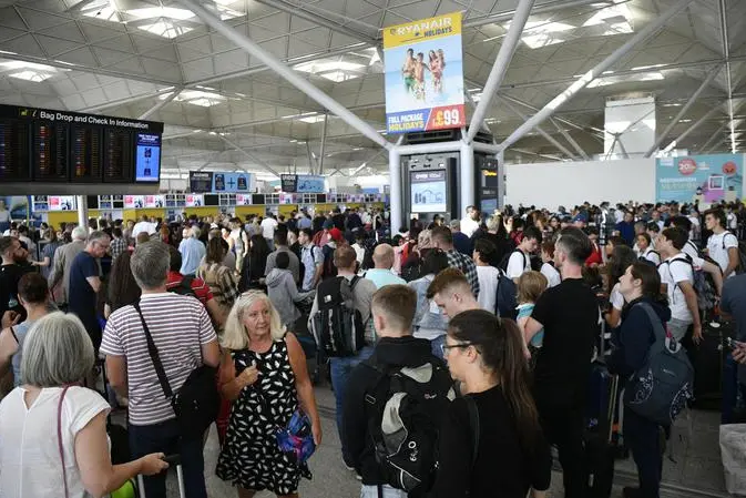 L'aeroporto di Stansted (foto Ansa/Epa)