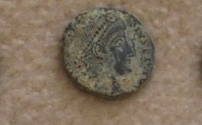 Una delle 138 monete risalenti a Costantino I